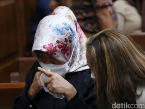 Nangis Baca Pledoi, Eks Direktur Jasindo: Saya Tulang Punggung Keluarga Nangis Baca Pledoi, Eks Direktur Jasindo: Saya Tulang Punggung Keluarga