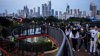 Menikmati Lansekap Ibu Kota dari Skywalk Senayan Park