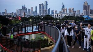 Menikmati Lansekap Ibu Kota dari Skywalk Senayan Park