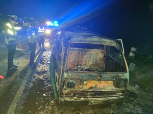 Mobil Rombongan Penjenguk Orang Sakit di Madiun Ludes Terbakar