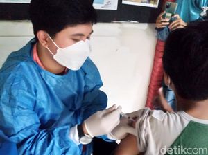 Pelajar di Kota Depok Mulai Divaksinasi
