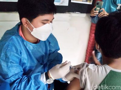 Pelajar di Kota Depok Mulai Divaksinasi
