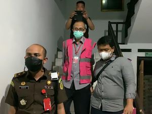 Tersangka Kasus Korupsi Jasa Cleaning Service RS Ditahan Jaksa Tersangka Kasus Korupsi Jasa Cleaning Service RS Ditahan Jaksa