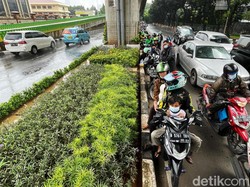 Motor Jangan Asal Neduh di Kolong Flyover saat Hujan, Bisa Denda Rp 250 Ribu!