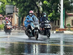 Tips Naik Motor di Musim Hujan: Boleh Neduh tapi Jangan di Kolong Jembatan, Jangan! Tips Naik Motor di Musim Hujan: Boleh Neduh tapi Jangan di Kolong Jembatan, Jangan!