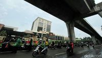Pengendara Motor Neduh di Kolong Jembatan Bikin Macet