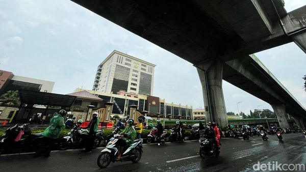 Pengendara Motor Neduh di Kolong Jembatan Bikin Macet
