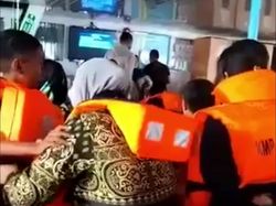 Kondektur Bus Sebar Hoax Kapal Rusak, Penumpang Panik-Rebutan Life Jacket