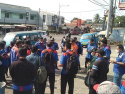 Bertolak ke Bandung, Ratusan Buruh Purwakarta Tuntut UMK 2022 Direvisi