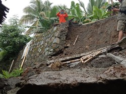 Remaja Tewas Tertimpa Tembok Penahan Tanah Ambruk di Cianjur