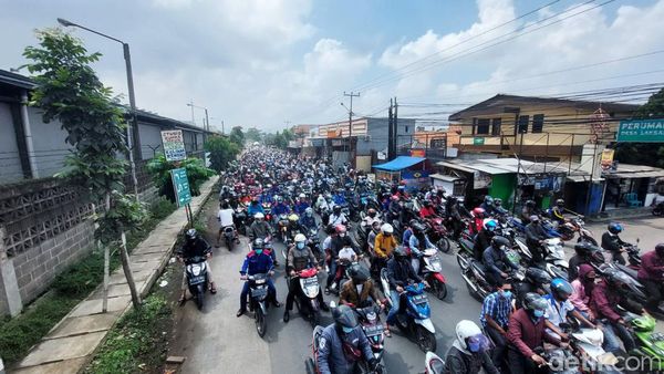 Buruh Bandung Barat Begerak ke Gedung Sate untuk Unjuk Rasa