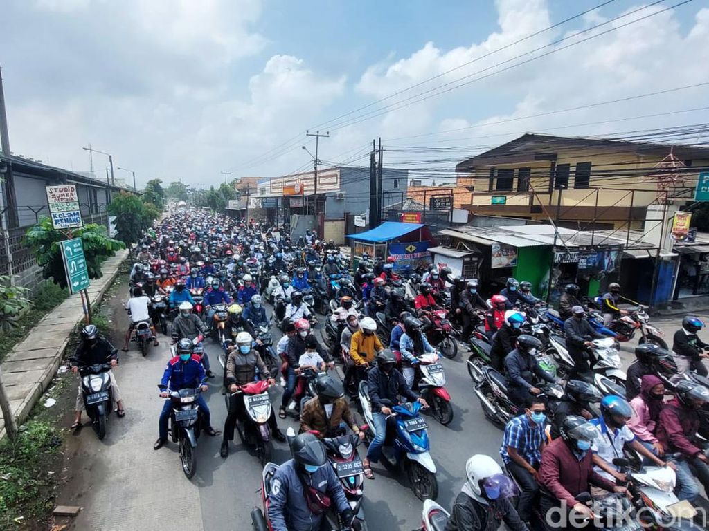 Buruh Bandung Barat Begerak ke Gedung Sate untuk Unjuk Rasa Buruh Bandung Barat Begerak ke Gedung Sate untuk Unjuk Rasa