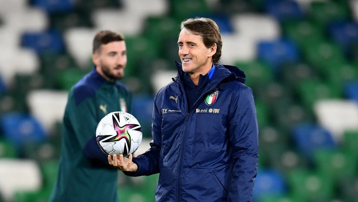 BELFAST, NORTHERN IRELAND - NOVEMBER 14: Head coach Italy Roberto Mancini looks on during a Italy training session at Windsor Park on November 14, 2021 in Belfast, Northern Ireland. (Photo by Claudio Villa/Getty Images)