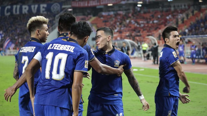 Thailands Sarach Yooyen, right, together with his team mates celebrate after their team mate scored the first goal during the final of the AFF Suzuki Cup 2016 soccer match between Indonesia and Thailand on Saturday, Dec. 17, 2016, in Bangkok, Thailand. (AP Photo/Wason Wanichakorn)