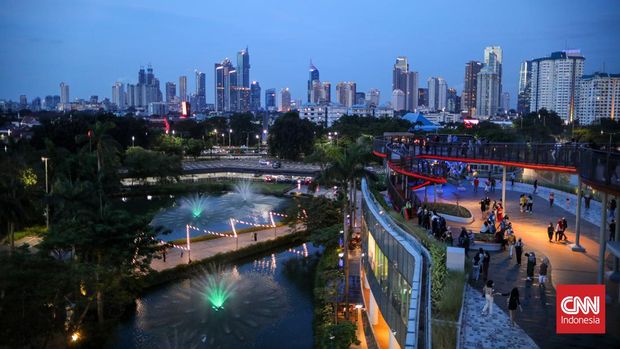 Skywalk Senayan Park, Jakarta, Senin (27/12/2021). Kawasan tersebut menjadi salah satu objek wisata yang ramai dikunjungi oleh warga dengan menyajikan pemandangan lanskap perkotaan. CNN Indonesia/Adi Maulana Ibrahim