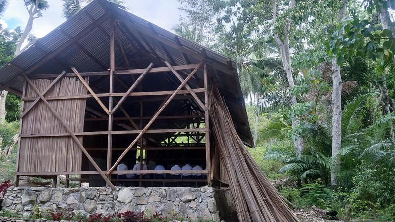 Kondisi Sedih SMPN Oeman Berdinding Batang Enau-Beralas Tanah, Ayo Bantu!
