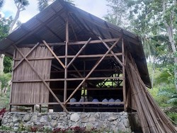 Kondisi Sedih SMPN Oeman Berdinding Batang Enau-Beralas Tanah, Ayo Bantu!
