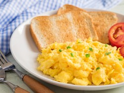 Aneh, Ayah Ini Paksa Anaknya Makan Telur Sebanyak Mungkin