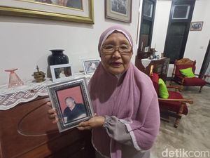 Surdini, Lurah Wanita Pertama Tetebatu yang Bikin Denda Kawin Usia Dini