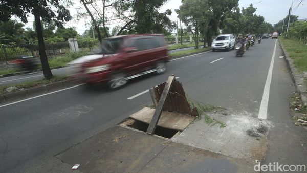 Waduh! Bekas Proyek Galian di Bekasi Hanya Ditutup Seng