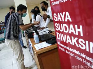 Luhut: Hanya yang Sudah Vaksin 2 Kali Bisa Beraktivitas di Tempat Publik