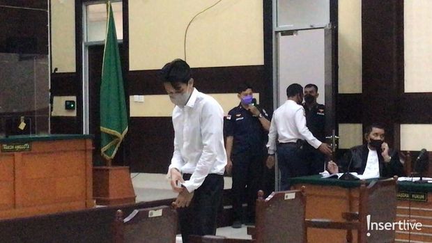 Persidangan kasus mendiang Laura Anna tetap dilanjutkan dan Gaga Muhammad pun tampak hadir. Yuk intip penampakan Gaga Muhammad!
