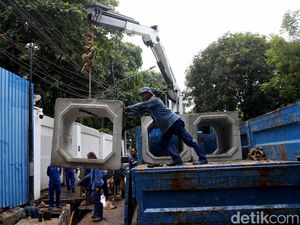 Aksi Pasukan Biru Cegah Banjir di Kawasan Menteng, Jakarta