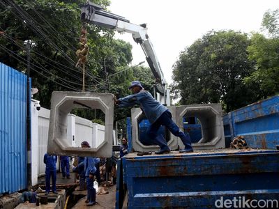 Aksi Pasukan Biru Cegah Banjir di Kawasan Menteng, Jakarta