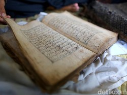 Al Quran Kuno Ini Ditulis Pakai Tangan dan Pemiliknya Misterius