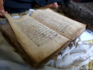 Al Quran Kuno Ini Ditulis Pakai Tangan dan Pemiliknya Misterius Al Quran Kuno Ini Ditulis Pakai Tangan dan Pemiliknya Misterius