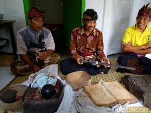 4 Tradisi Unik Muharram di Lombok, Ada Tetulaq hingga Bisoq Keris