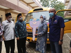 Sebuah Bus Diserahkan ke Ponpes di Trenggalek untuk Kebutuhan Santri