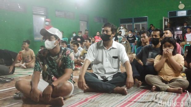 Momen Ayah dan Kakak Alfeandra Dewangga Nobar di Aula BalaidesaAlfeandra Dewangga Santosa kini sedang berjuang dengan timnas Indonesia di final Piala AFF 2020. Ayah dan kakaknya pun tak absen memantau sambil nobar.  Keluarga pemain timnas Indonesia asal Desa Batursari Kecamatan Mranggen Kabupaten Demak, Jateng, itu nonton bareng di Aula Kantor Balaidesa, Rabu (29/12/2021) malam.
