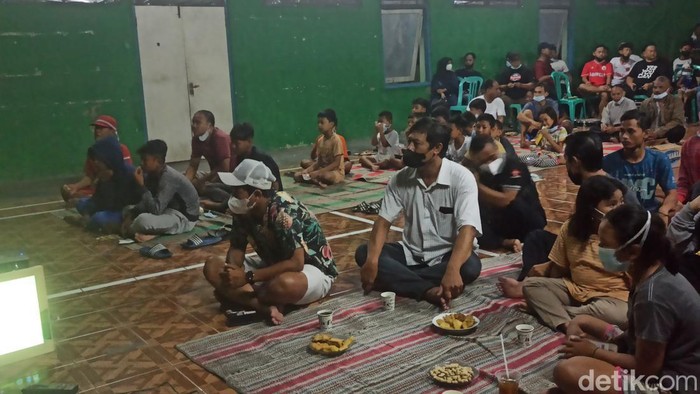 Momen Ayah dan Kakak Alfeandra Dewangga Nobar di Aula Balaidesa

Alfeandra Dewangga Santosa kini sedang berjuang dengan timnas Indonesia di final Piala AFF 2020. Ayah dan kakaknya pun tak absen memantau sambil nobar.  

Keluarga pemain timnas Indonesia asal Desa Batursari Kecamatan Mranggen Kabupaten Demak, Jateng, itu nonton bareng di Aula Kantor Balaidesa, Rabu (29/12/2021) malam.