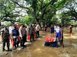 Banjir Masih Melanda di Bojonegoro, Polisi Bagikan Sembako