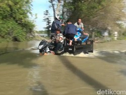 Jalan di Lamongan Kebanjiran, Ojek Motor Roda Tiga Beraksi Bantu Warga