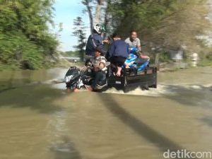 Jalan di Lamongan Kebanjiran, Ojek Motor Roda Tiga Beraksi Bantu Warga Jalan di Lamongan Kebanjiran, Ojek Motor Roda Tiga Beraksi Bantu Warga
