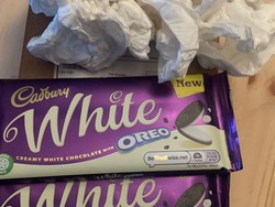 Duh! Pria Ini Hanya Dapat Cokelat Usai Menantikan iPhone 13 Miliknya