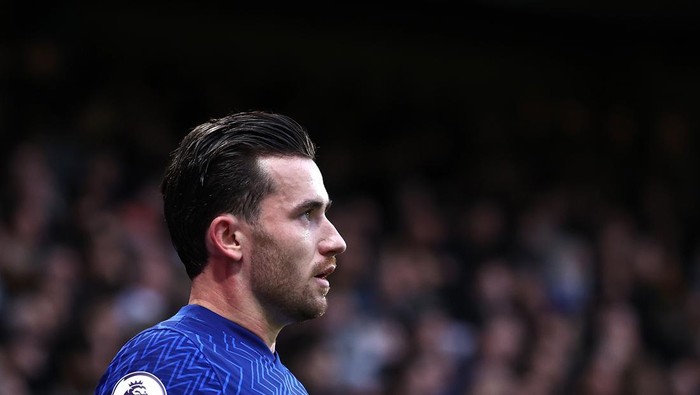 LONDON, ENGLAND - NOVEMBER 06: Ben Chilwell of Chelsea looks upfield during the Premier League match between Chelsea and Burnley at Stamford Bridge on November 06, 2021 in London, England. (Photo by Ryan Pierse/Getty Images)