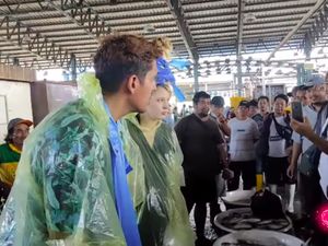 Ngakak! Bule Rusia Belanja Ikan di Pasar Muara Angke Tawar Harga jadi Lebih Mahal