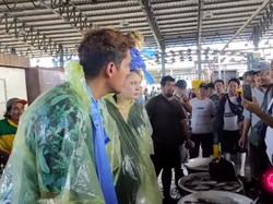 Ngakak! Bule Rusia Belanja Ikan di Pasar Muara Angke Tawar Harga jadi Lebih Mahal