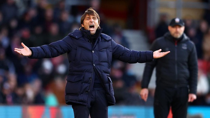 SOUTHAMPTON, ENGLAND - DECEMBER 28: Antonio Conte, Manager of Tottenham Hotspur gives instructions to their side during the Premier League match between Southampton and Tottenham Hotspur at St Marys Stadium on December 28, 2021 in Southampton, England. (Photo by Michael Steele/Getty Images)