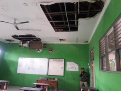 Rapuh Termakan Usia, Atap Tiga Ruang Kelas di SMPN 6 Tangsel Ambrol