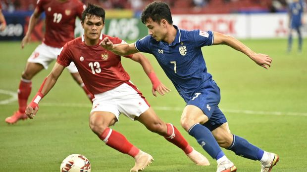 FINAL PIALA AFF: INDONESIA LAWAN THAILAND Pesepak bola Timnas Indonesia Rachmat Irianto (kiri) membayangi pesepak bola Timnas Thailand Supachok Sarachat (kanan) dalam pertandingan Babak Final Leg 1 Piala AFF 2020 di National Stadium, Singapura, Rabu (29/12/2021). ANTARA FOTO/Flona Hakim/app/aww.