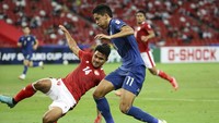 Asnawi Mangkualam berusaha memotong pergerakan bola dari Bordin Phala.