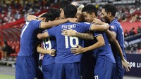 Para pemain Thailand merayakan gol kedua mereka yang dicetak Chanathip.