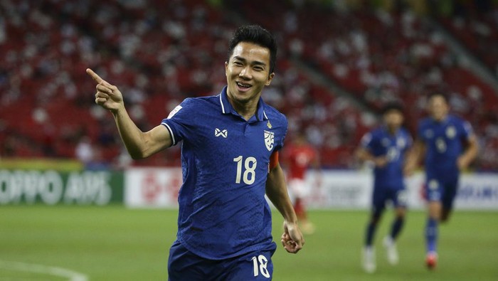 Indonesia Dibantai Thailand 4-0 di Leg 1 Final Piala AFF 2020 Supachok Sarachat of Thailand, right, controls the ball against Rachmat Irianto of Indonesia during the AFF Suzuki Cup 2020 final first leg soccer match between Indonesia and Thailand in Singapore, Wednesday, Dec. 29, 2021. (AP Photo/Suhaimi Abdullah)