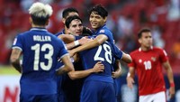 Kans Thailand menjuarai Piala AFF 2020 terbuka begitu lebar, sebab Indonesia harus mengejar lima gol untuk bisa membalikkan keadaan. Leg kedua sendiri akan digelar pada Sabtu (1/1/2022). (Foto: Yong Teck Lim/Getty Images)