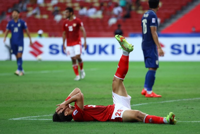 SINGAPORE, SINGAPORE - DECEMBER 29: Alfeandra Dewangga Santosa #28 of Indonesia reacts after missing a shot attempt against Thailand in the first half during the first leg of the AFF Suzuki Cup final at the National Stadium on December 29, 2021 in Singapore. (Photo by Yong Teck Lim/Getty Images)