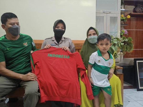 Istri dan keluarga bek tengah kepercayaan Shin Tae-yong di timnas Indonesia, Fachruddin Wahyudi Aryanto